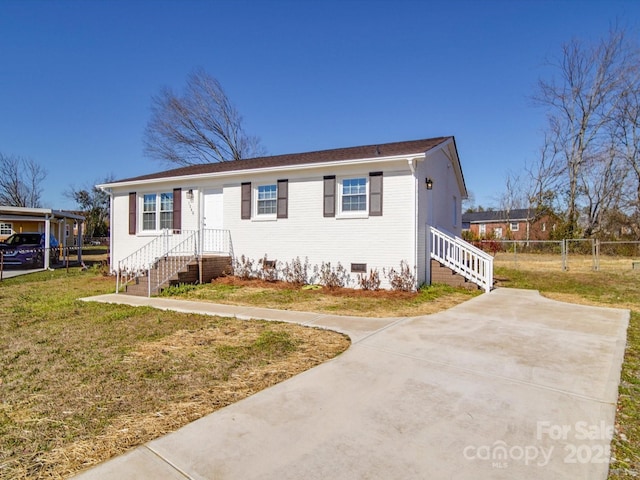 view of front of home featuring a front yard