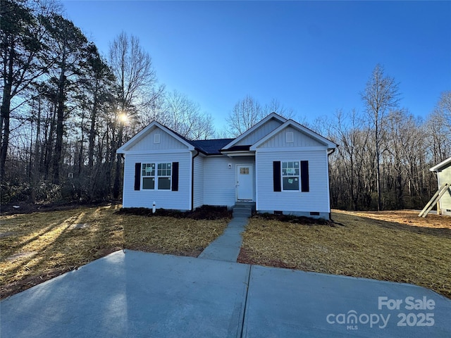 ranch-style home with a front yard