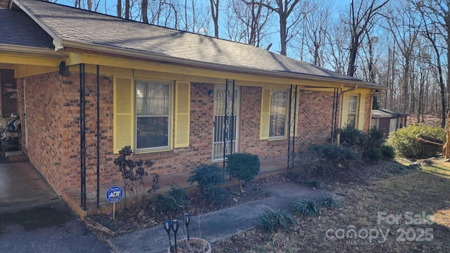 single story home featuring a porch