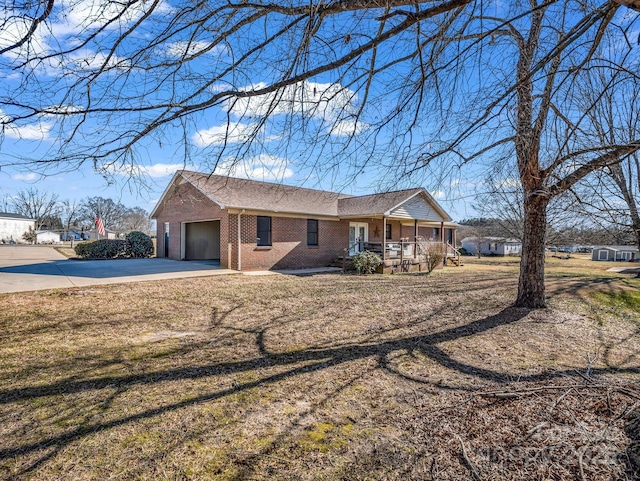 view of front of house featuring a porch, a garage, and a front yard