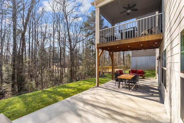 view of patio featuring ceiling fan