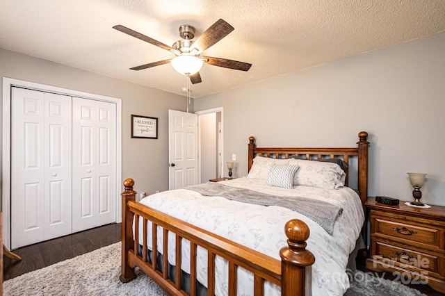 bedroom featuring ceiling fan, dark wood-type flooring, a closet, and a textured ceiling