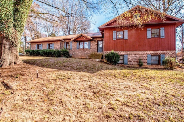 view of front of property featuring a front yard