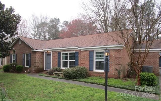 single story home with a front yard