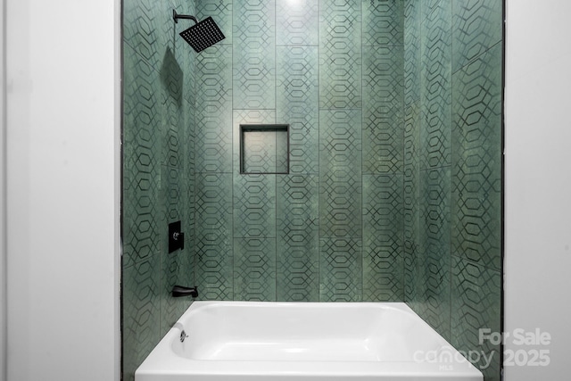 bathroom with tiled shower / bath