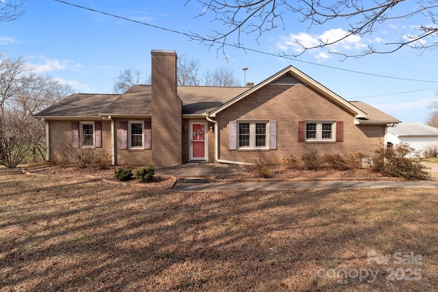 single story home with a front lawn