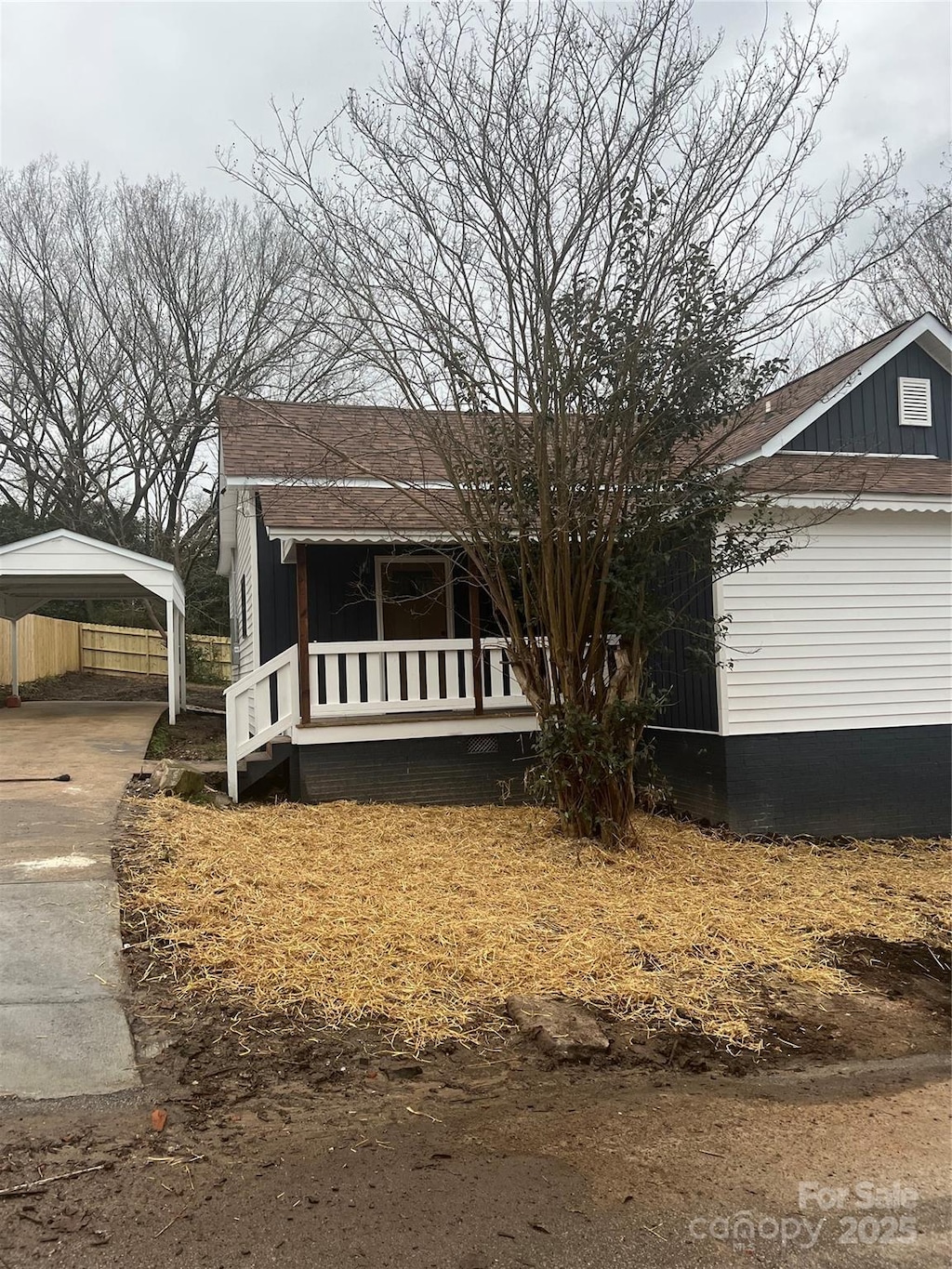 view of front of property featuring a carport