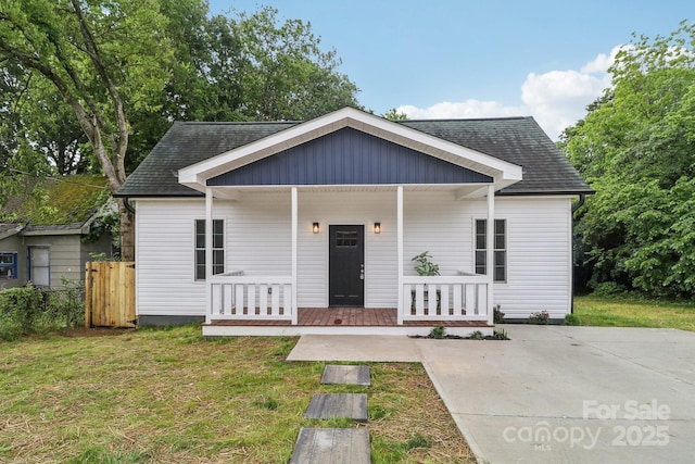 211 Brooklyn Ave, Lancaster, SC 29720 - bungalow-style house with a porch and roof with shingles