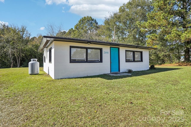 ranch-style house featuring a front lawn