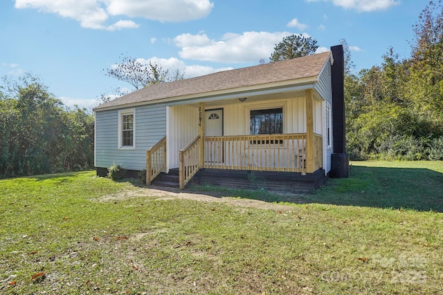 view of front facade featuring a porch and a front lawn