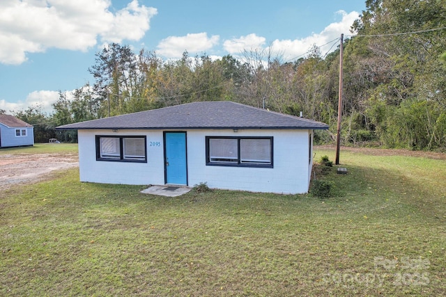 single story home with a front yard