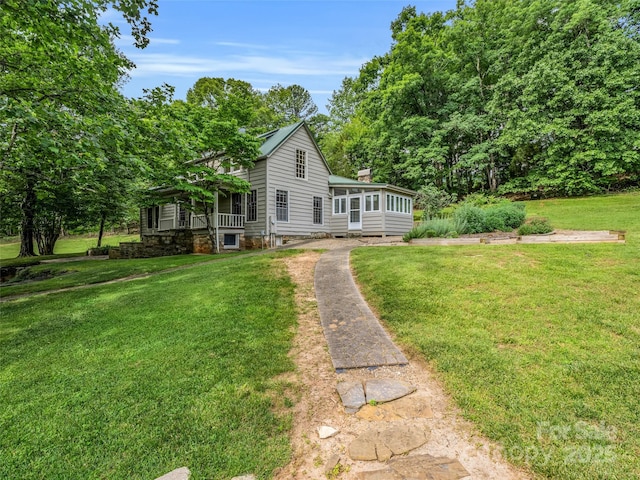 view of front of home featuring a front yard