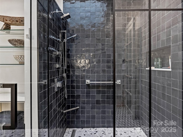 bathroom featuring a tile shower
