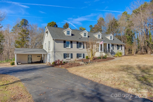 view of front facade featuring a carport and a front yard