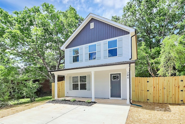 view of front of house with covered porch and fence
