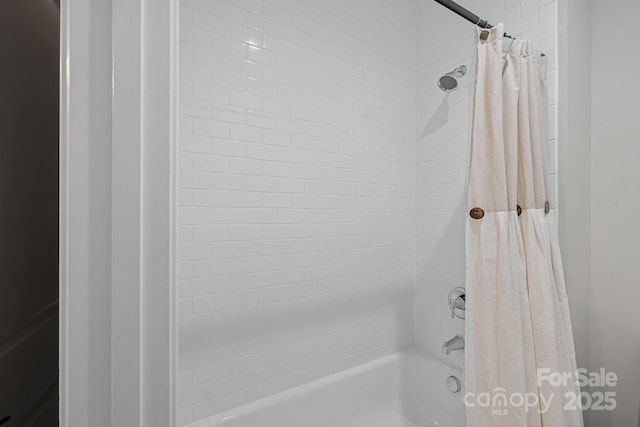 bathroom with shower / bath combo