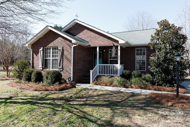 view of front facade with a front yard