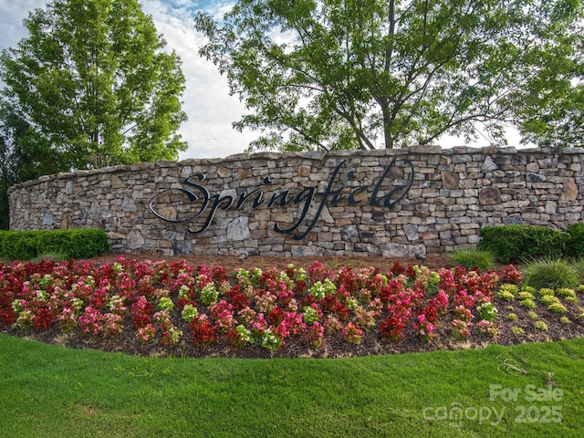 community sign with a yard