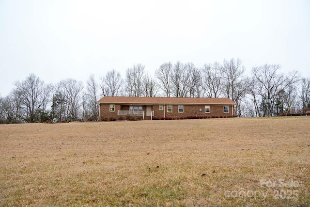 ranch-style house featuring a front yard