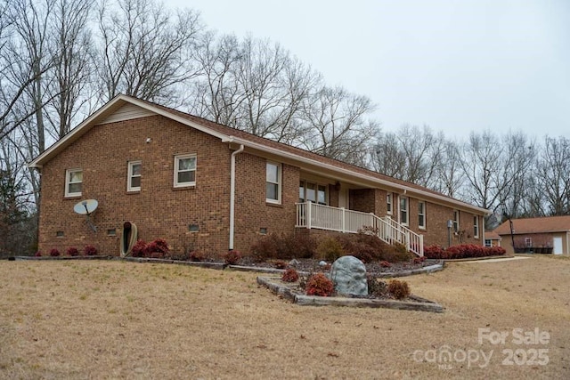 view of front facade with covered porch and a front lawn