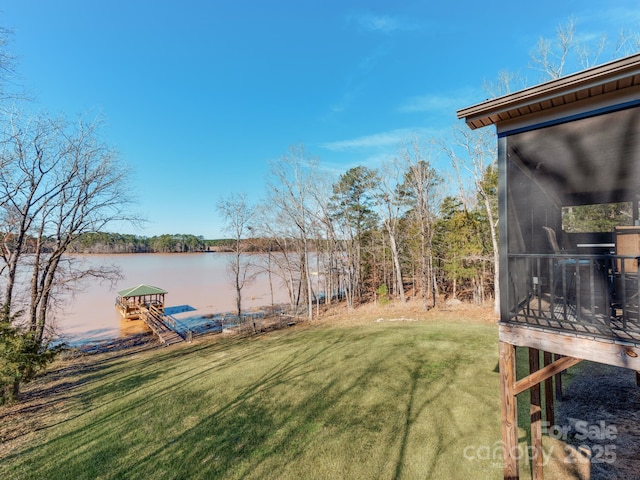 view of yard featuring a water view