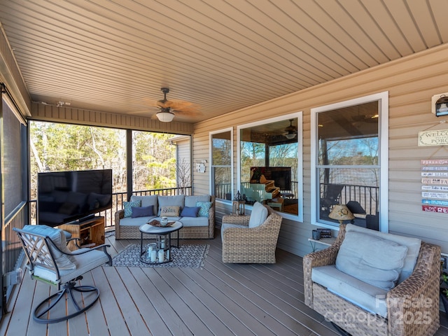 sunroom with ceiling fan