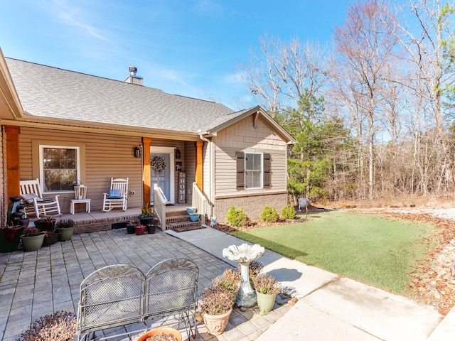 view of front of house featuring a porch and a front yard