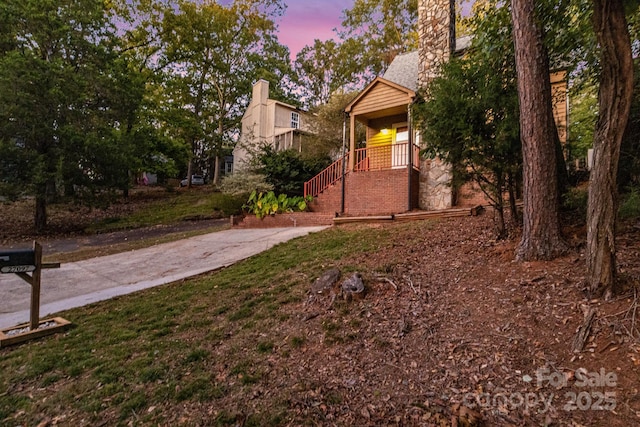 view of yard at dusk