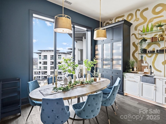 dining space with sink and dark hardwood / wood-style floors