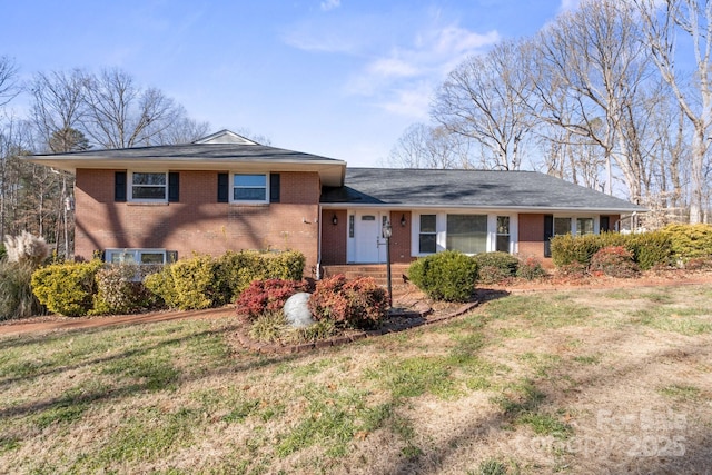 view of front of property featuring a front lawn