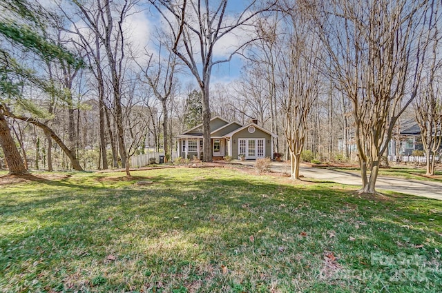 view of front of property featuring a front yard