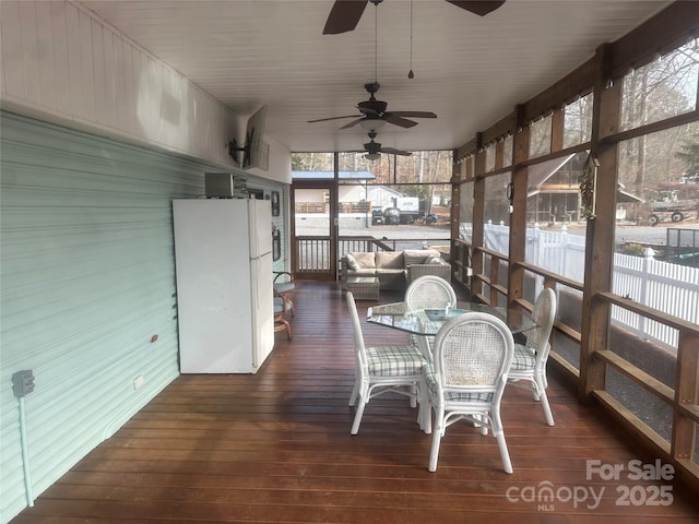 sunroom / solarium featuring ceiling fan