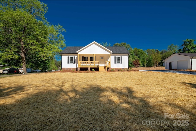 view of front of house with covered porch and a front lawn