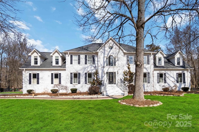 view of front of property featuring a front yard