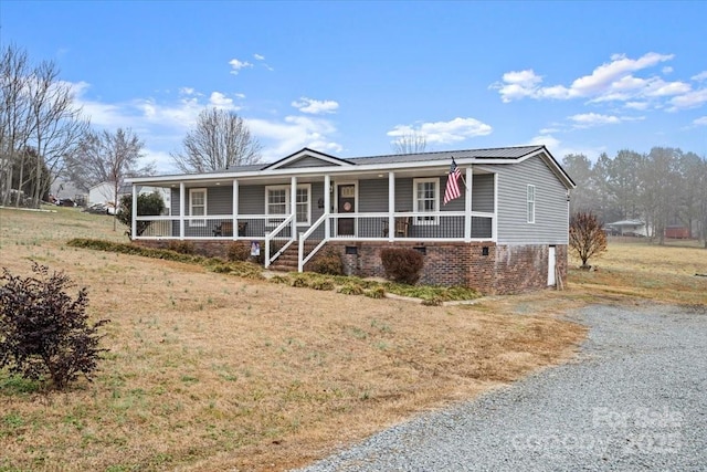 view of front of home featuring a front lawn and covered porch