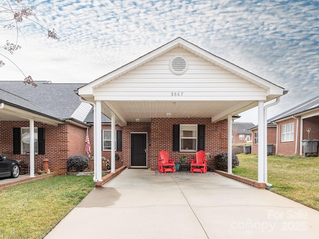 view of front of home with a front lawn and a carport