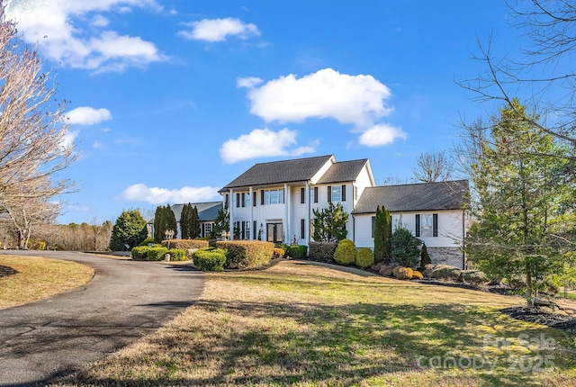 view of front of house featuring a front yard