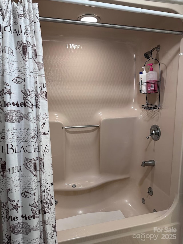 bathroom with shower / bath combo