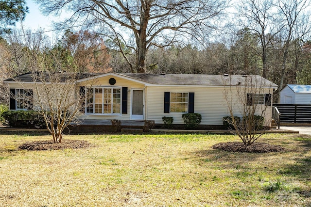 view of front of property featuring a front yard