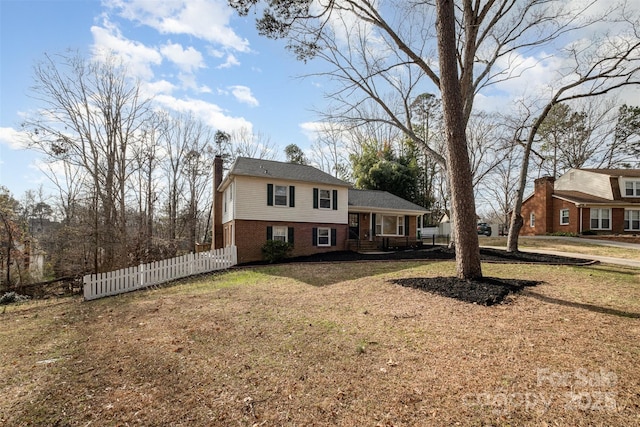 view of front facade featuring a front yard and a porch