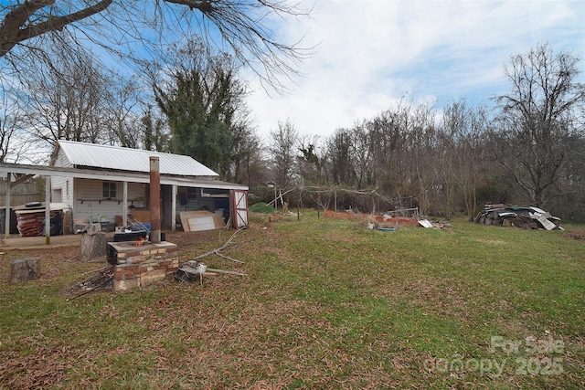 view of yard with an outbuilding