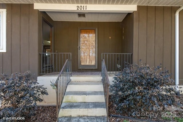 property entrance with covered porch