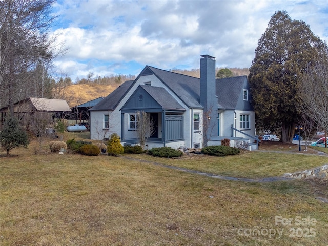 view of front of home featuring a front yard