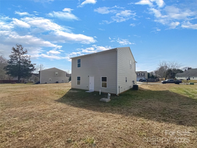 view of side of property featuring a lawn