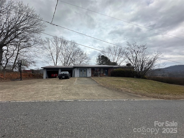 view of front of property featuring a front yard