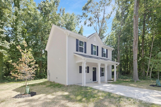 view of front of house featuring a front lawn