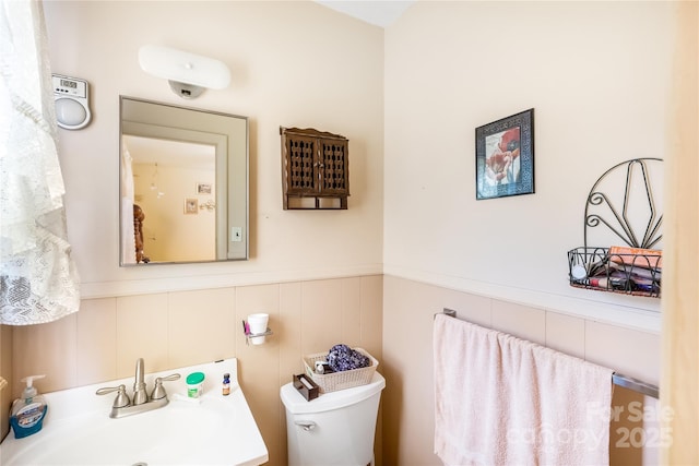 bathroom featuring toilet and sink