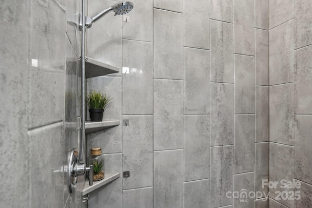 room details featuring a tile shower