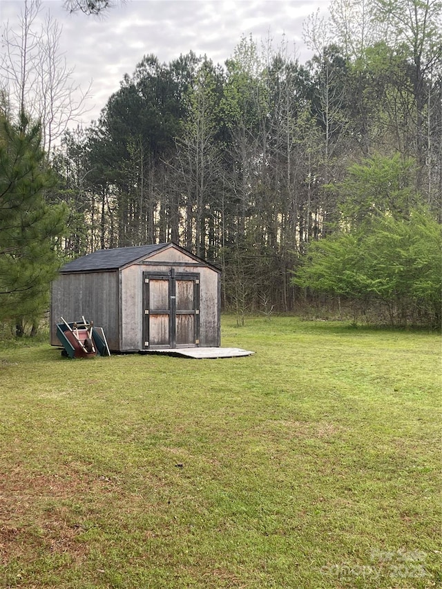 view of yard with a shed