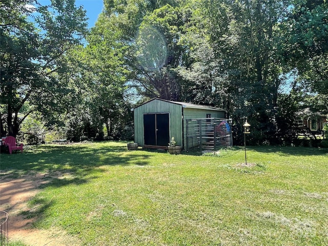 view of yard featuring a storage shed